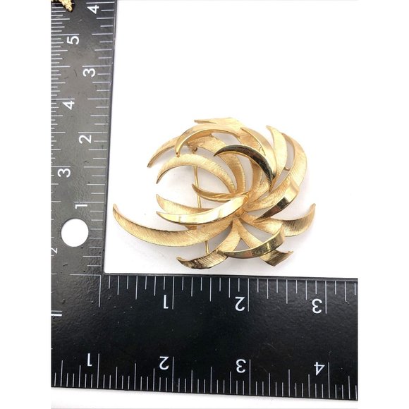 Vintage TRIFARI  Brooch Polished and Textured Floral Spray Goldtone Brooch - Picture 6 of 8